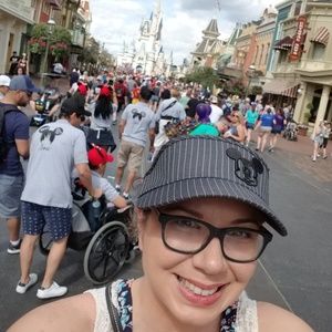 Meet your Posher, Lora